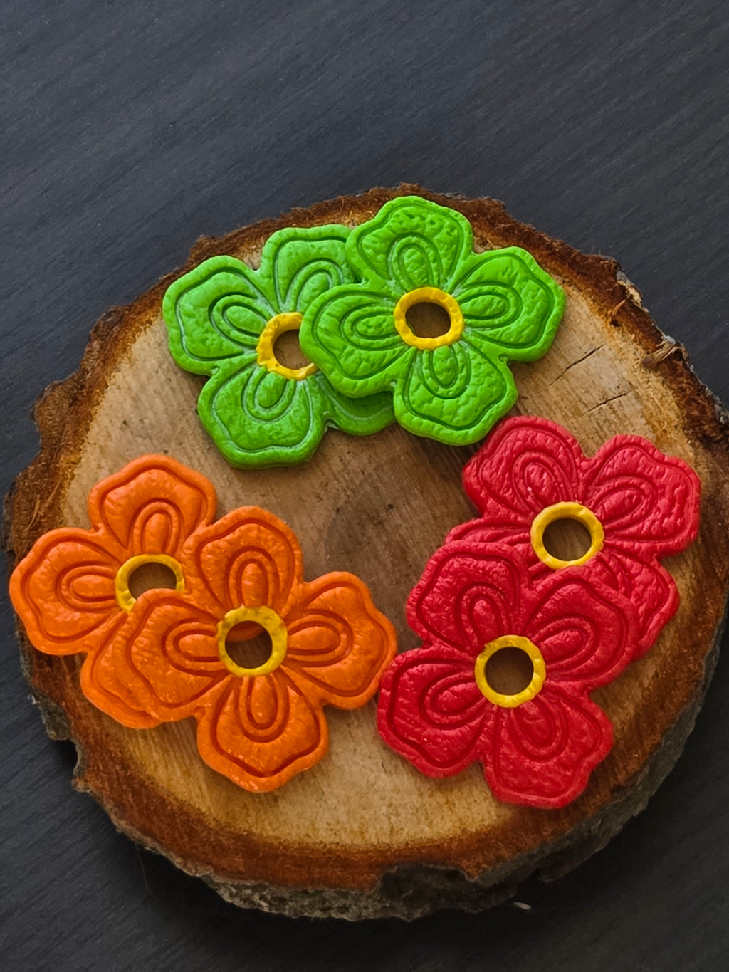 Pampilles grosse fleurs vert, rouge, orange en argile polymère pour boucles d'oreilles interchangeables Bluméa.