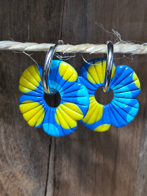 Pampilles fleurs en argile polymère bleu et jaune pour boucles d'oreilles interchangeables Bluméa.