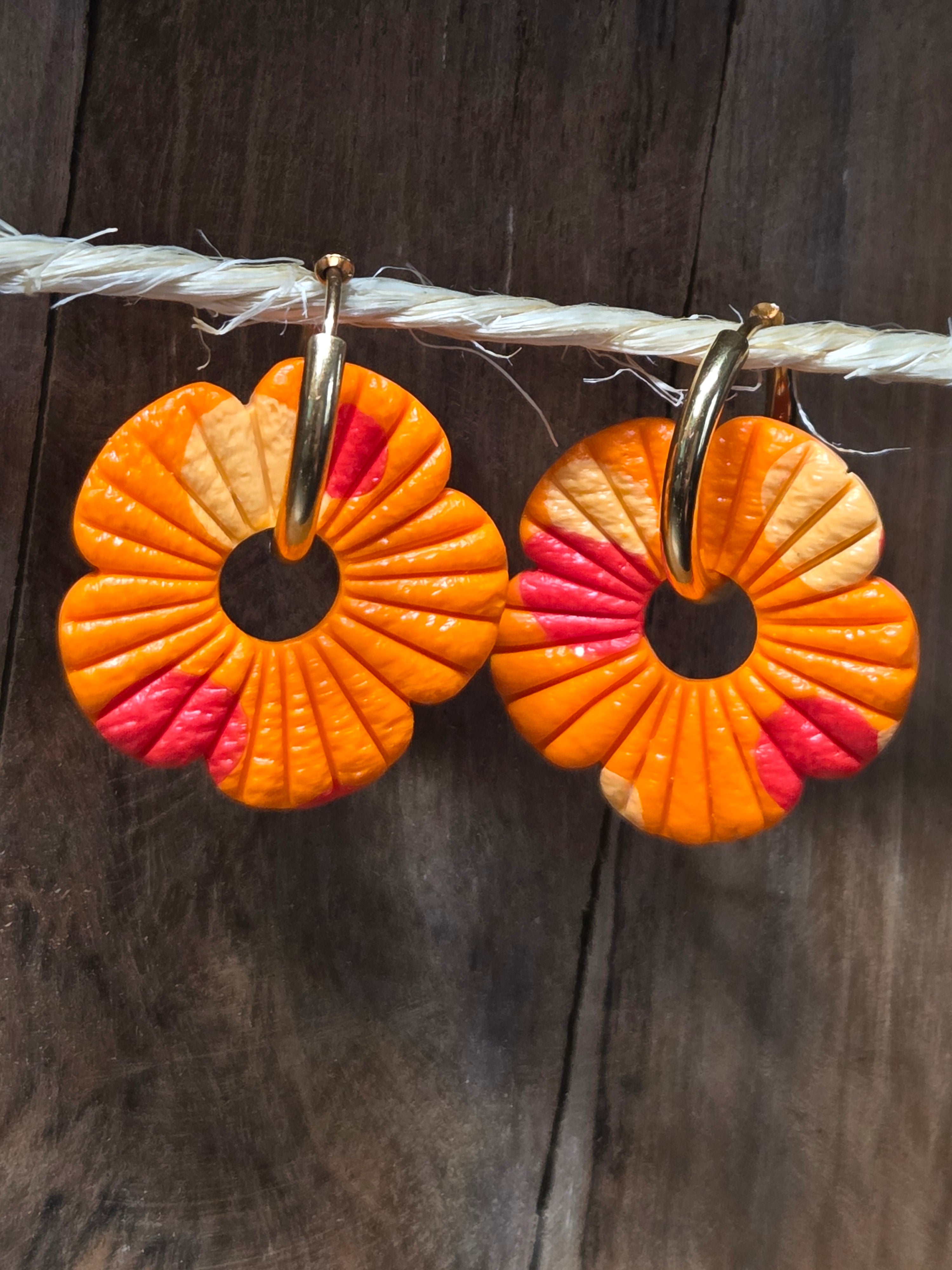 Pampilles fleurs en argile polymère orange pour boucles d'oreilles interchangeables Bluméa.