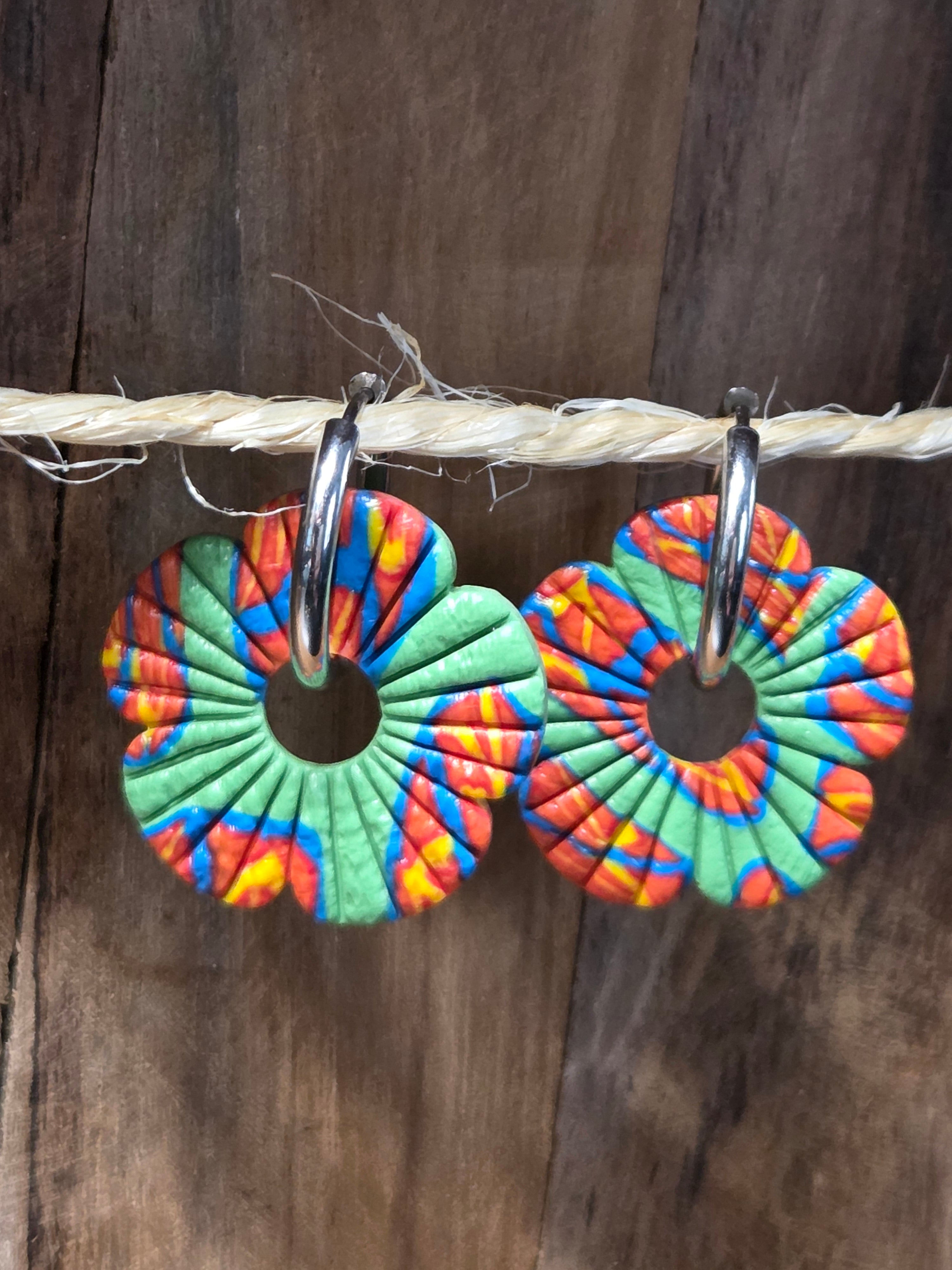 Pampilles fleurs en argile polymère vert marbré pour boucles d’oreilles interchangeables Bluméa.