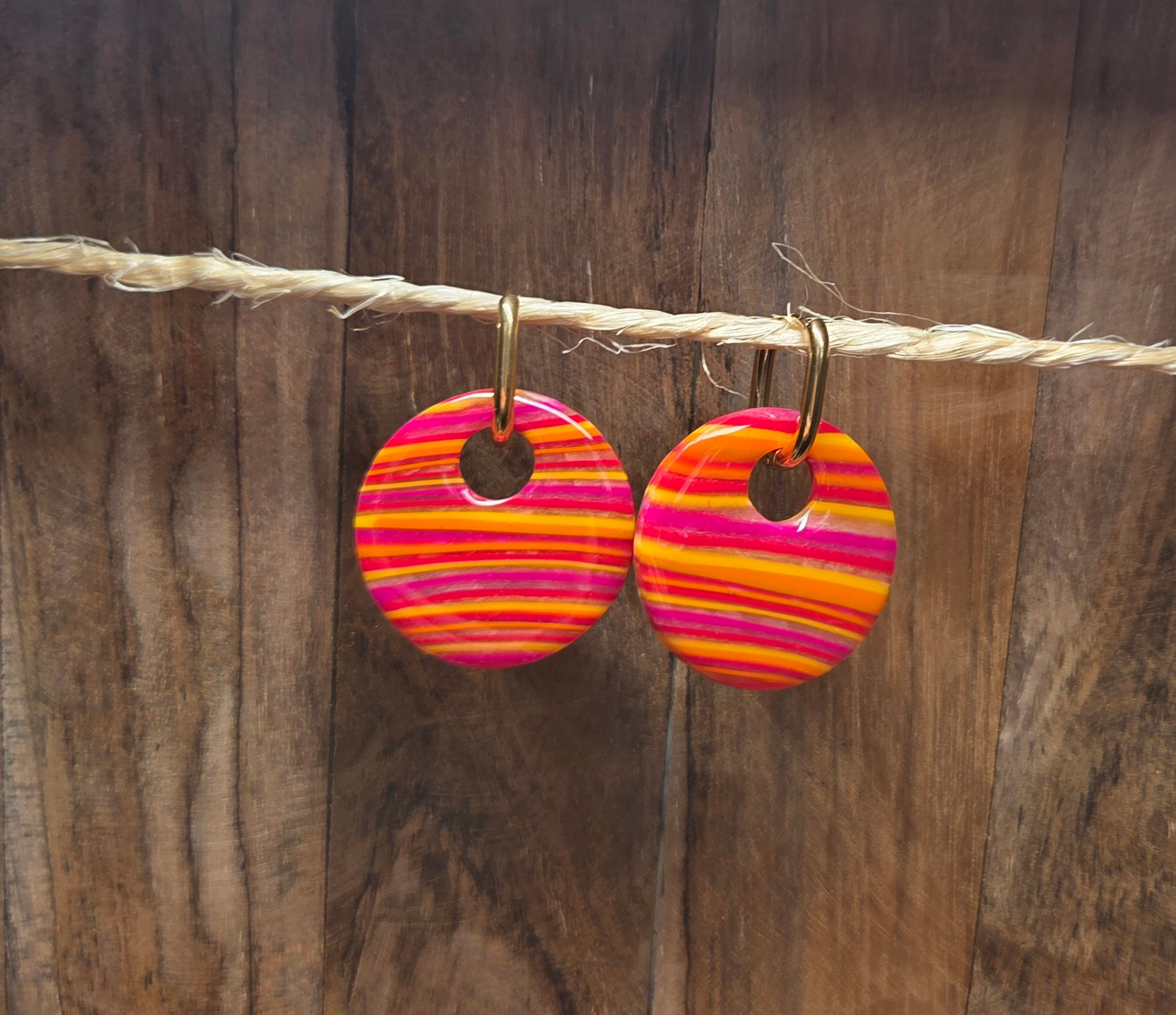 Pampille ronde rayée rose en argile polymère pour boucles d'oreilles interchangeables Bluméa.