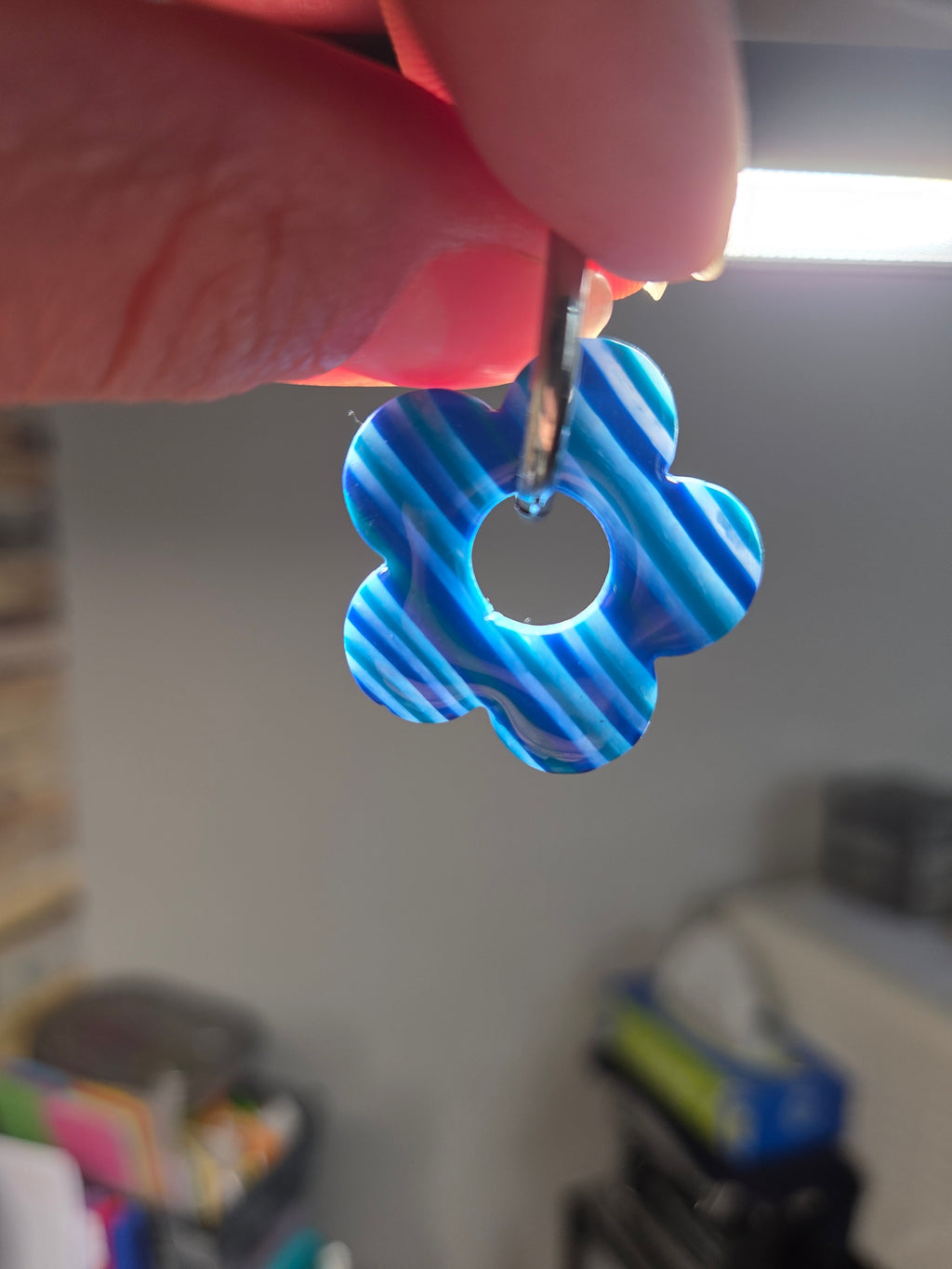 Pampilles fleurs bleu translucide en argile polymère pour boucle d’oreilles interchangeables Bluméa.