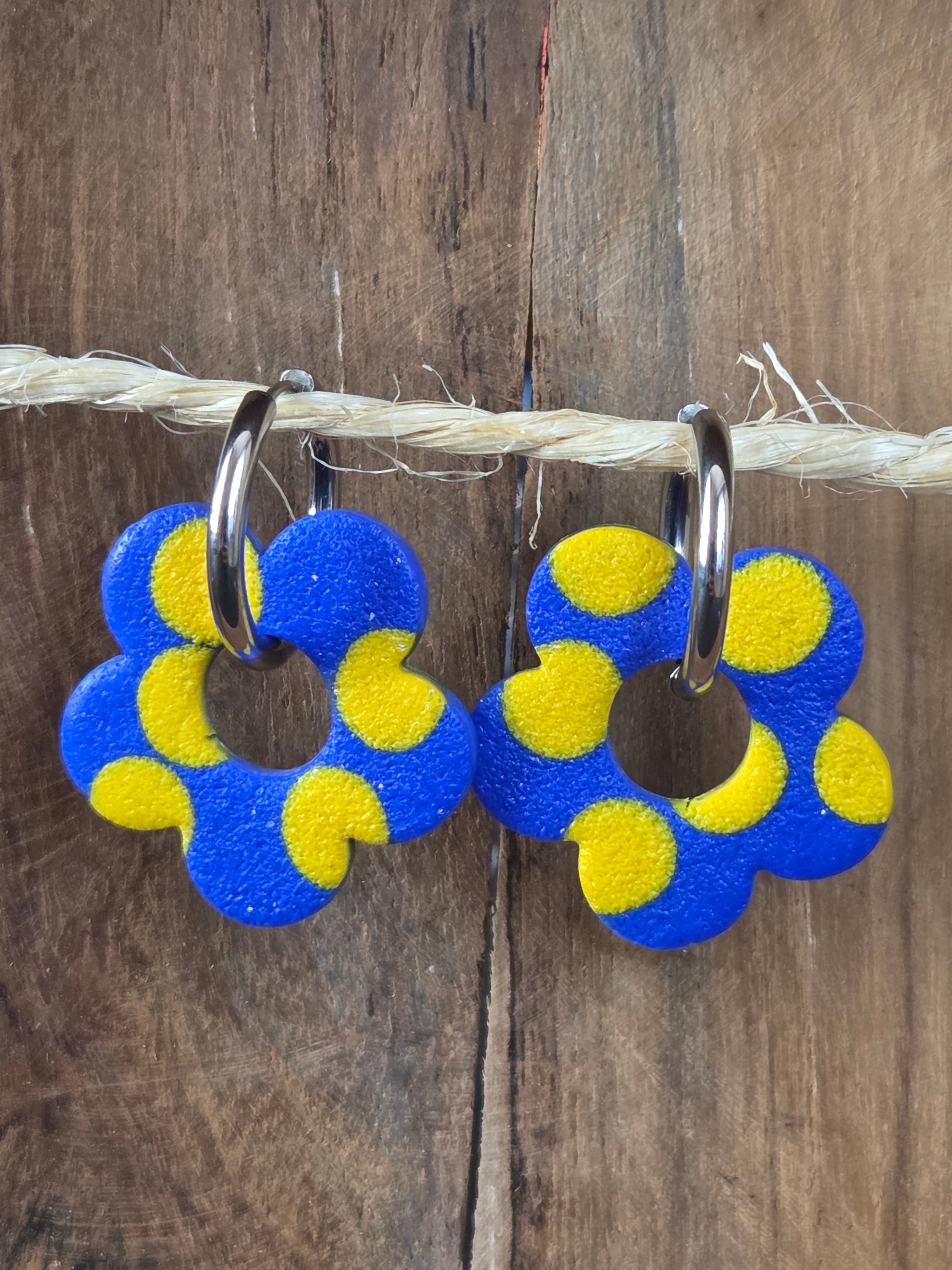 Pampilles fleurs en argile polymère bleu jaune pour boucles d’oreilles interchangeables Bluméa.