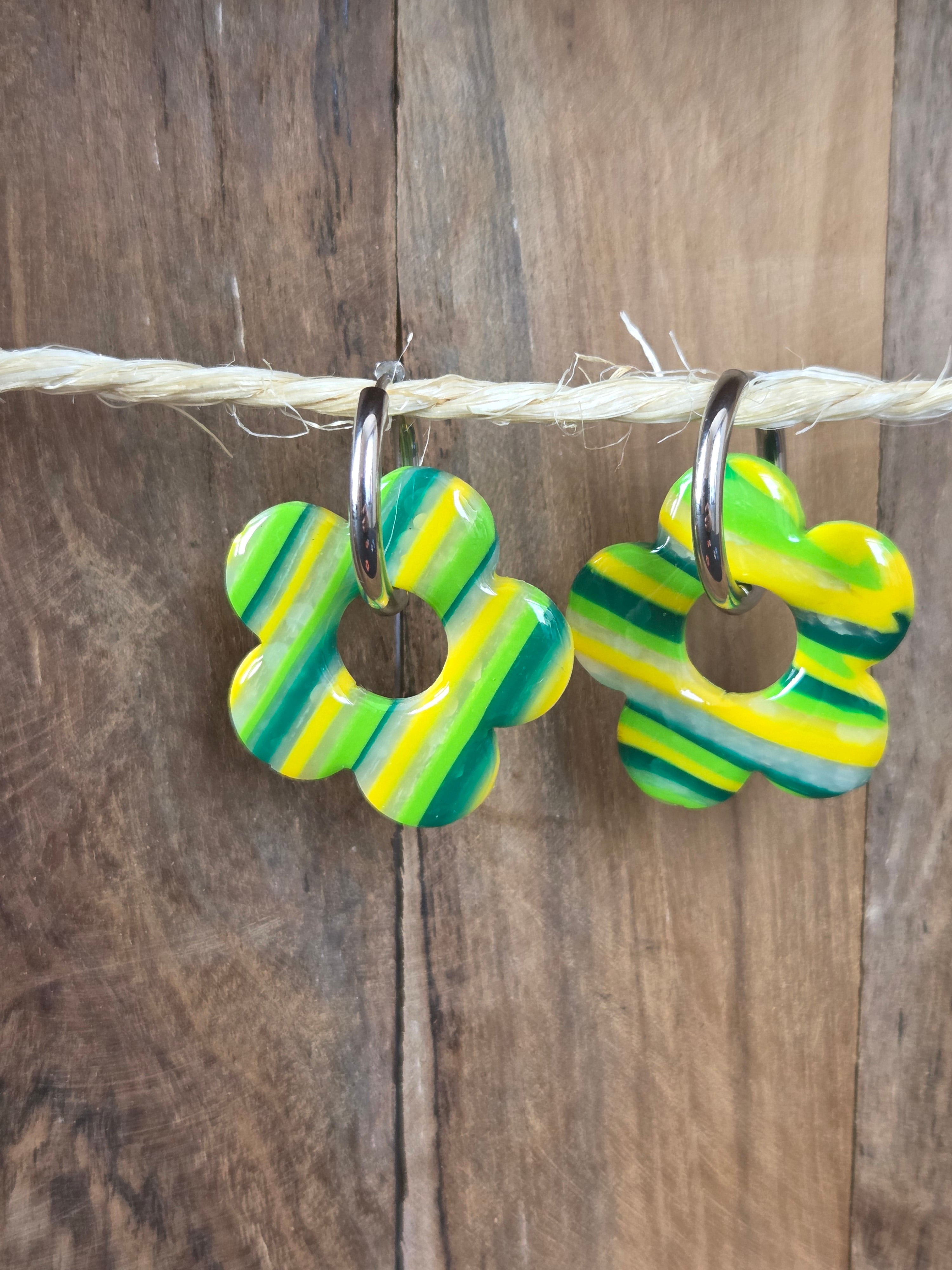 Pampilles fleurs en argile polymère vert pour boucles d'oreilles interchangeables Bluméa.