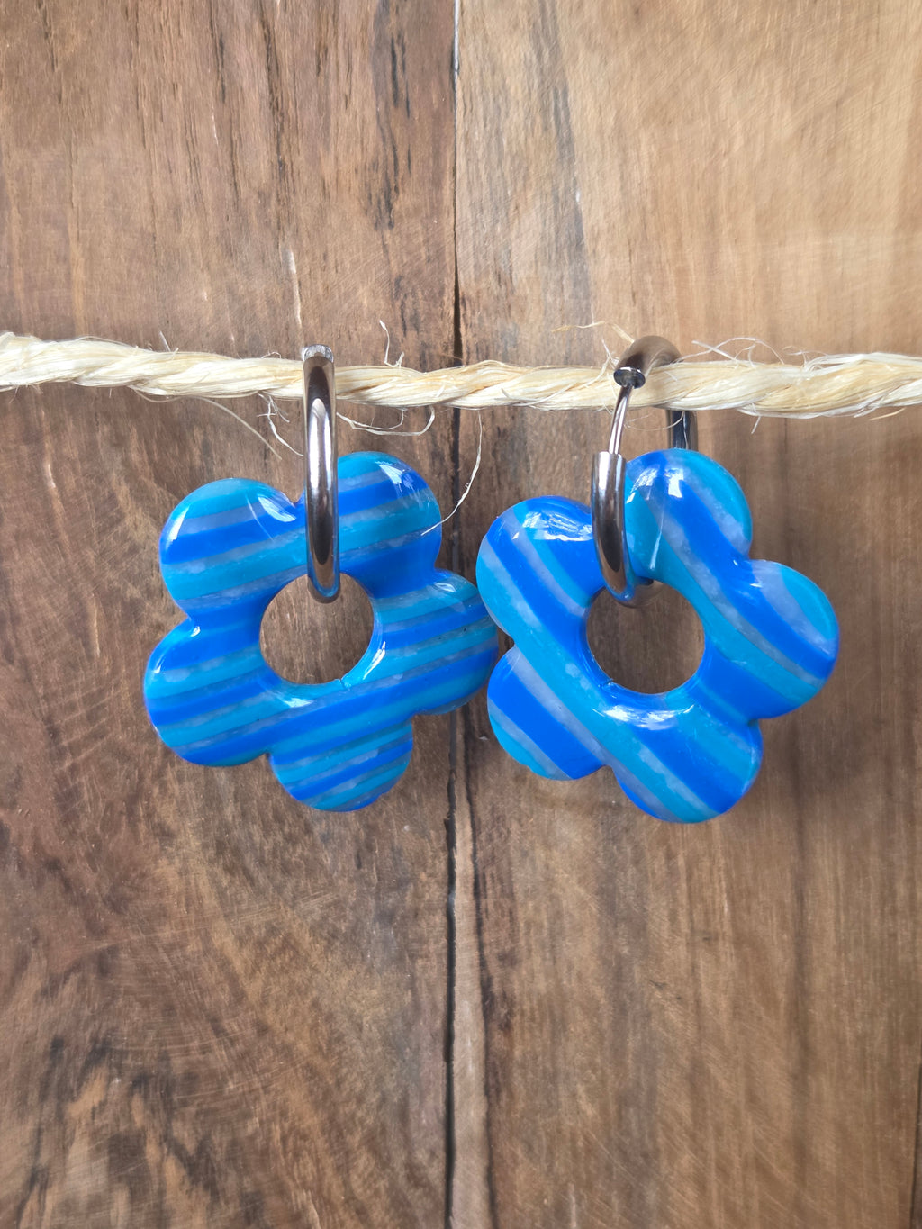 Pampilles fleurs bleu rayés en argile polymère pour boucles d’oreilles interchangeables Buméa.