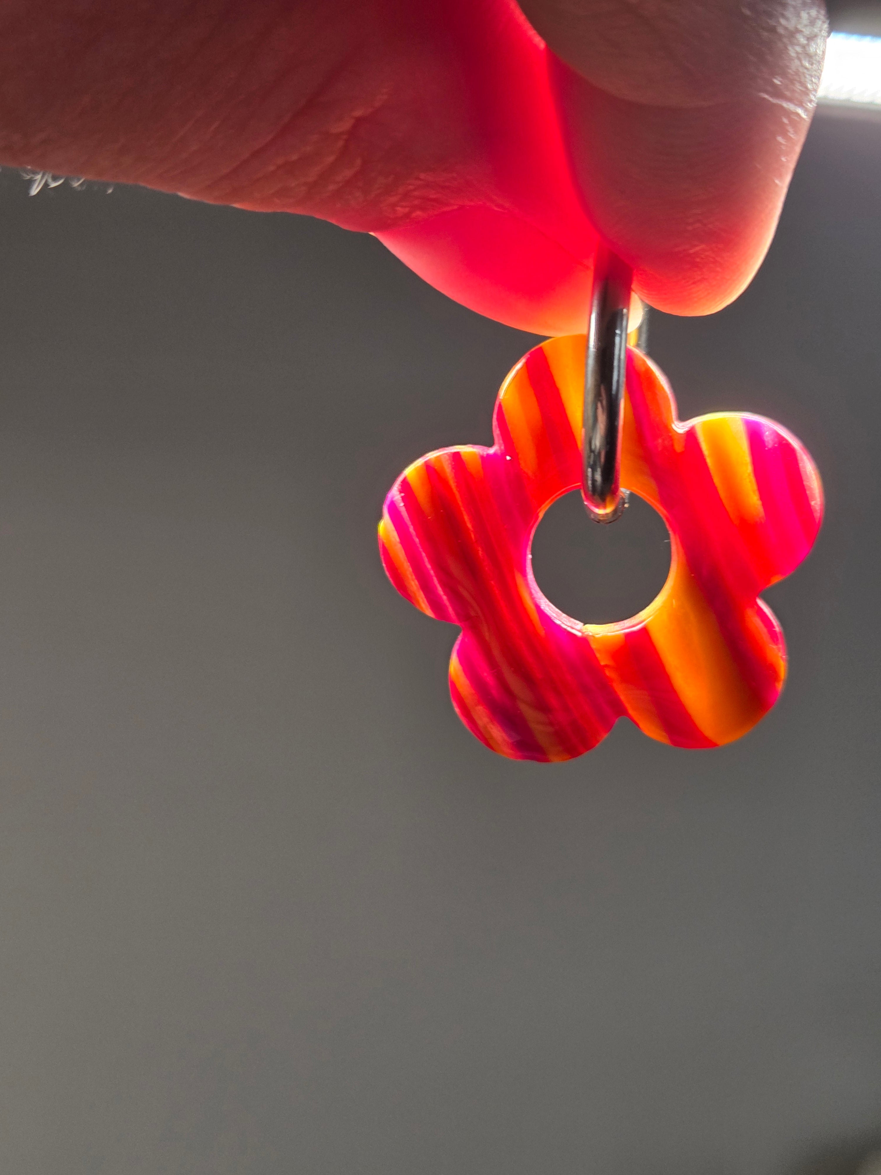 Pampilles fleur rose translucide en argile polymère pour boucles d'oreilles interchangeables Bluméa.