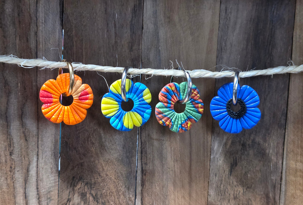 Pampilles fleurs 4 couleurs différentes en argile polymère pour boucles d'oreilles interchangeables Bluméa.