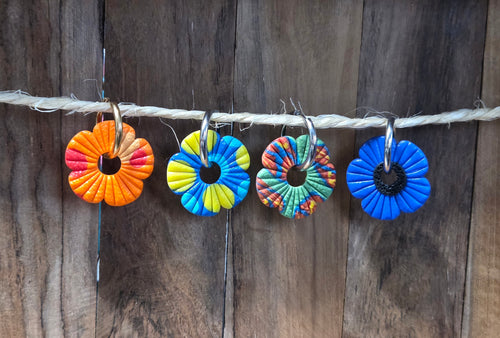 Pampilles fleurs 4 couleurs différentes en argile polymère pour boucles d'oreilles interchangeables Bluméa.