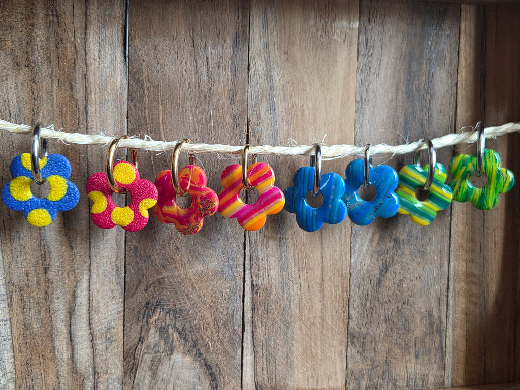 Pampilles fleurs 25 mm en argile polymère différentes coloris pour boucles d'oreilles interchangeables Bluméa.