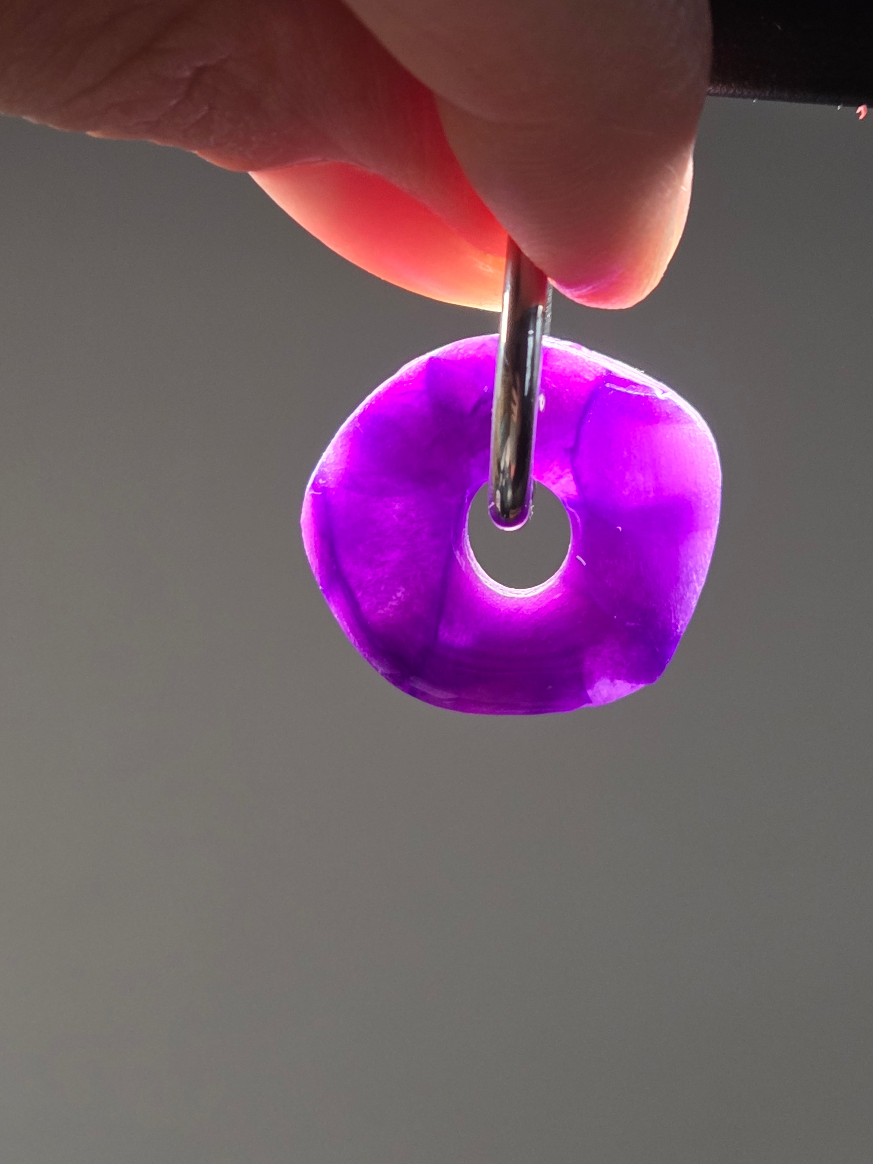 Pampille ronde en argile polymère violette translucide pour boucle d’oreille interchangeable Bluméa. 