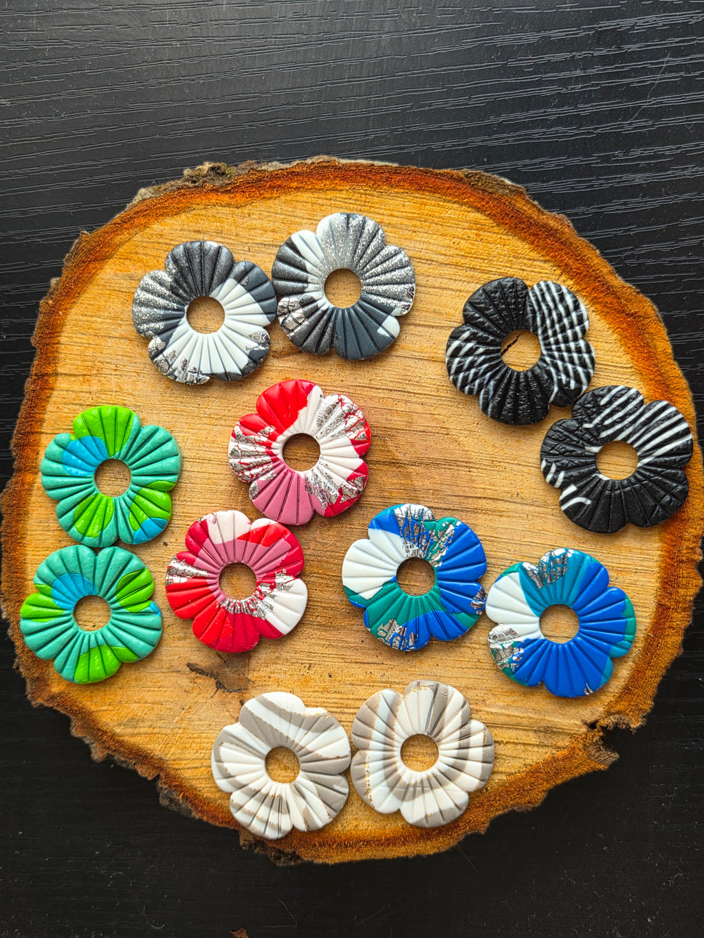 Fleur Camélia en argile polymère pour boucles d’oreilles interchangeables Bluméa.
