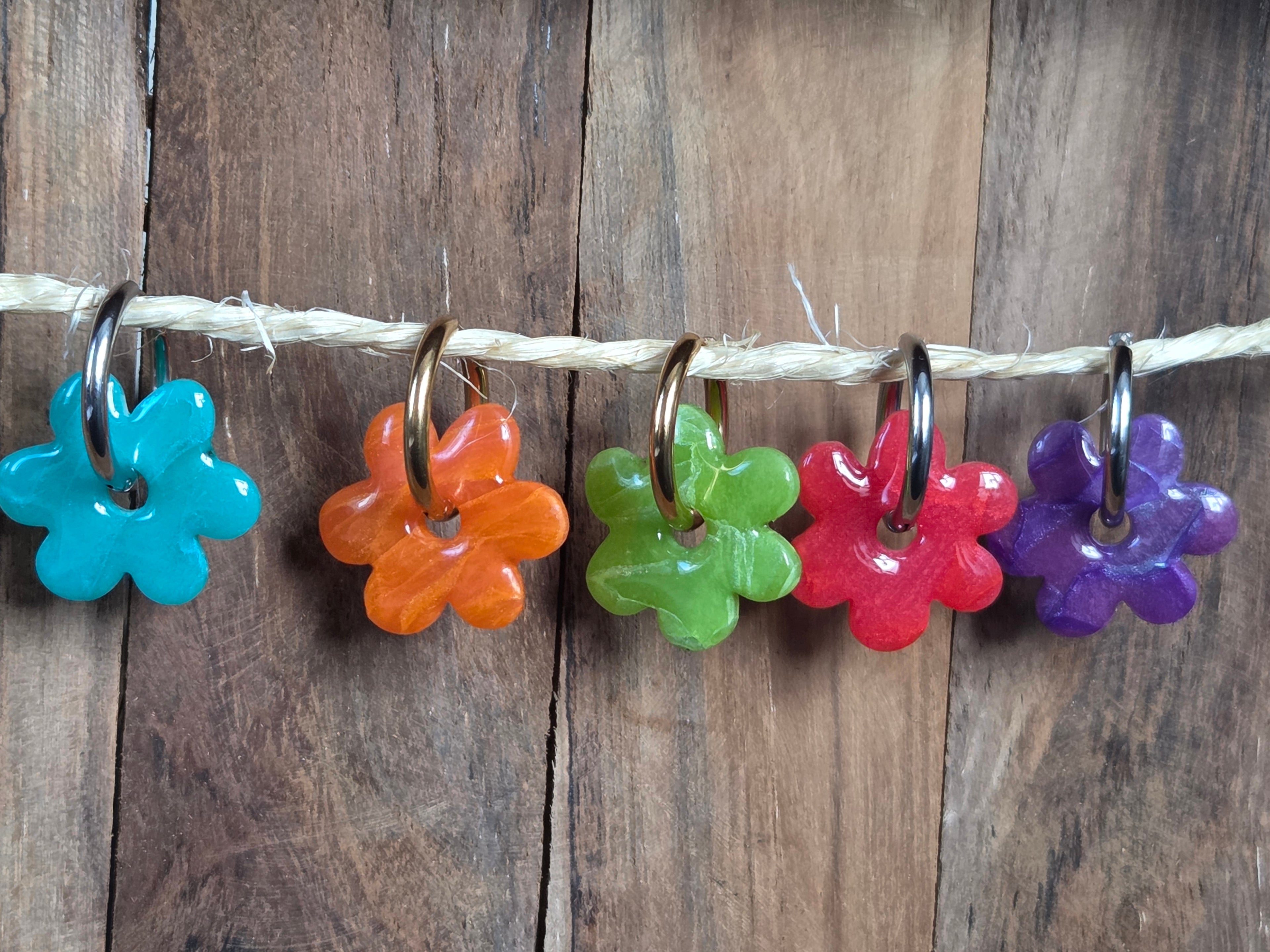 Différentes pampilles en forme de fleur en argile polymère pour boucles d'oreilles interchangeables Buméa.