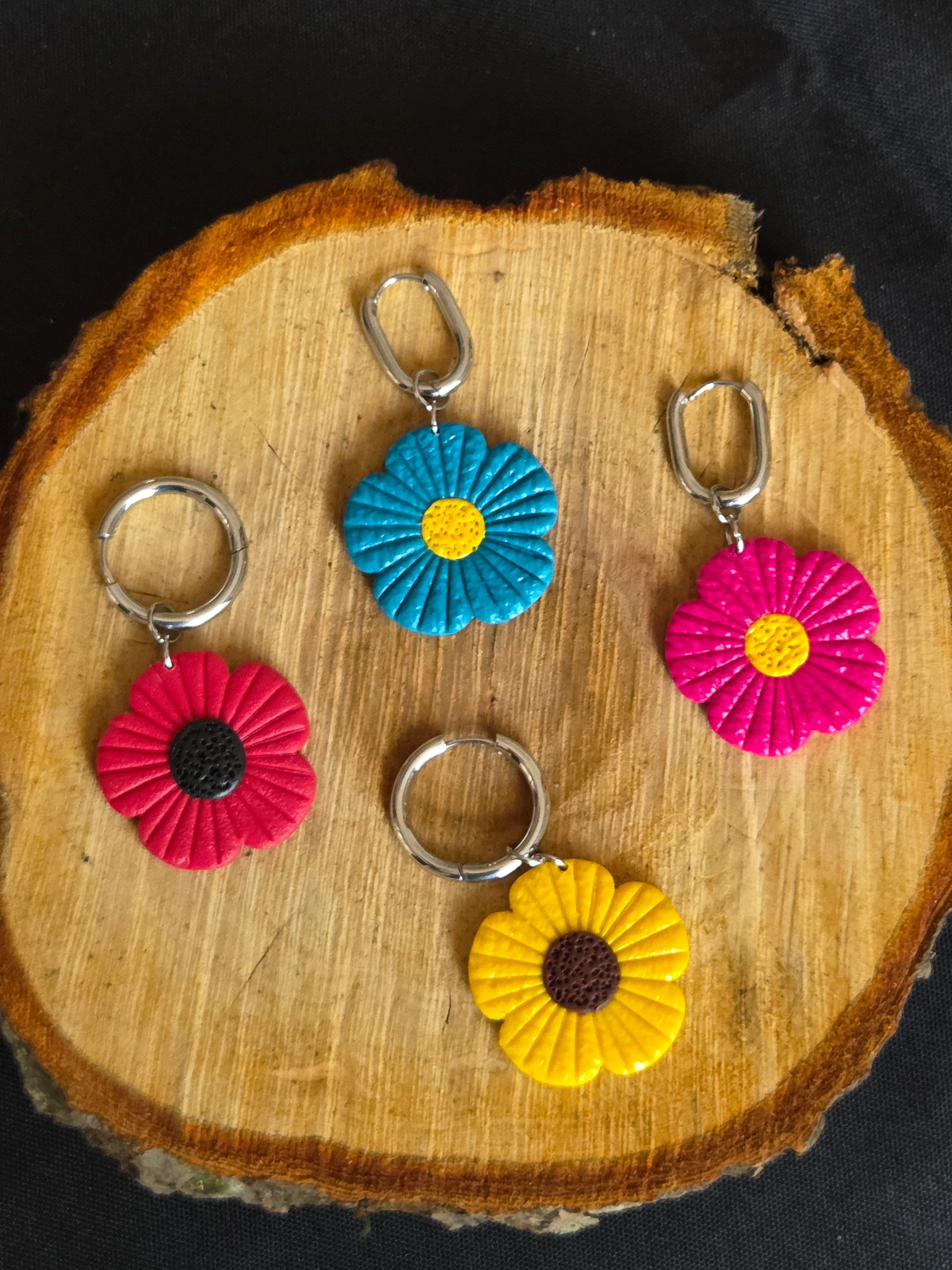Différentes fleurs en argile polymère pour boucles d’oreilles interchangeables mix Bluméa.
