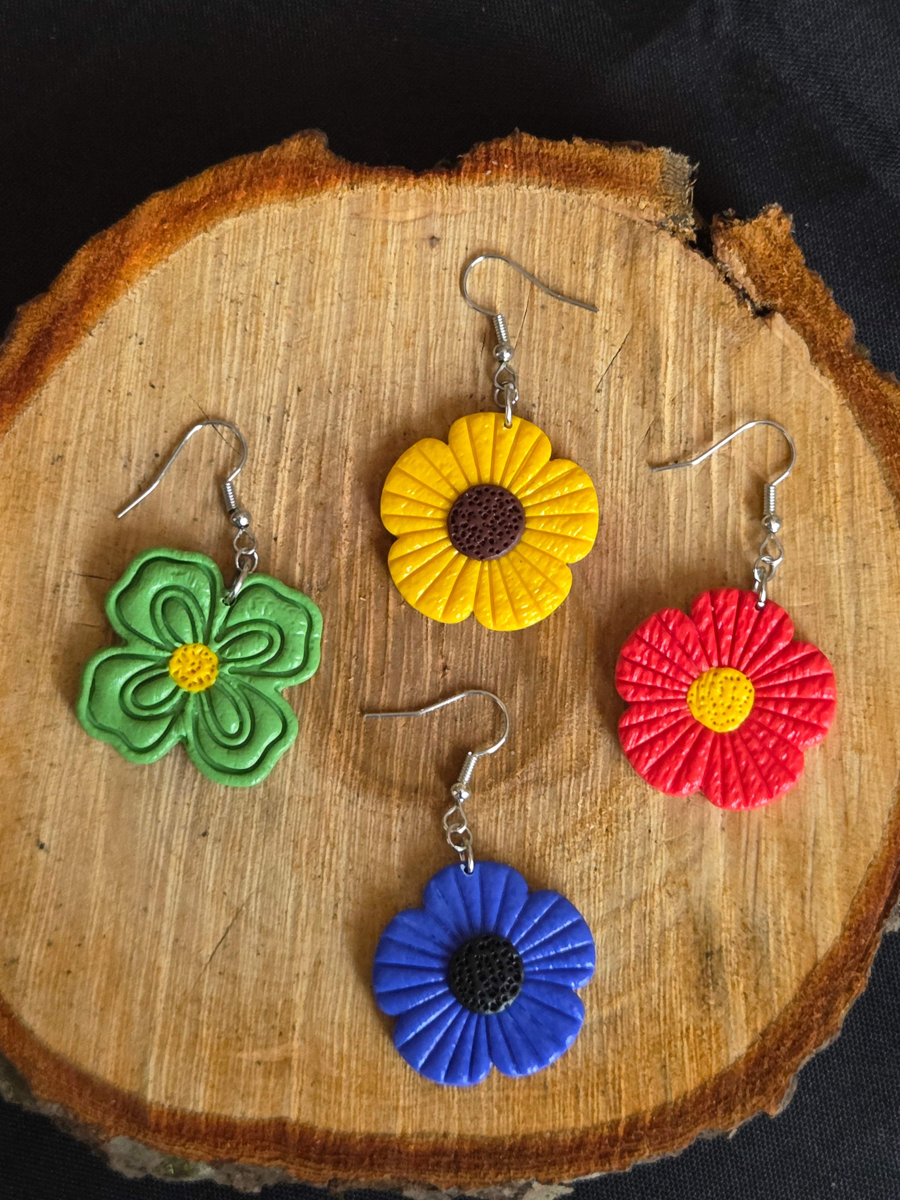 Différentes fleurs en argile polymère pour boucles d'oreilles attaches classiques Bluméa.