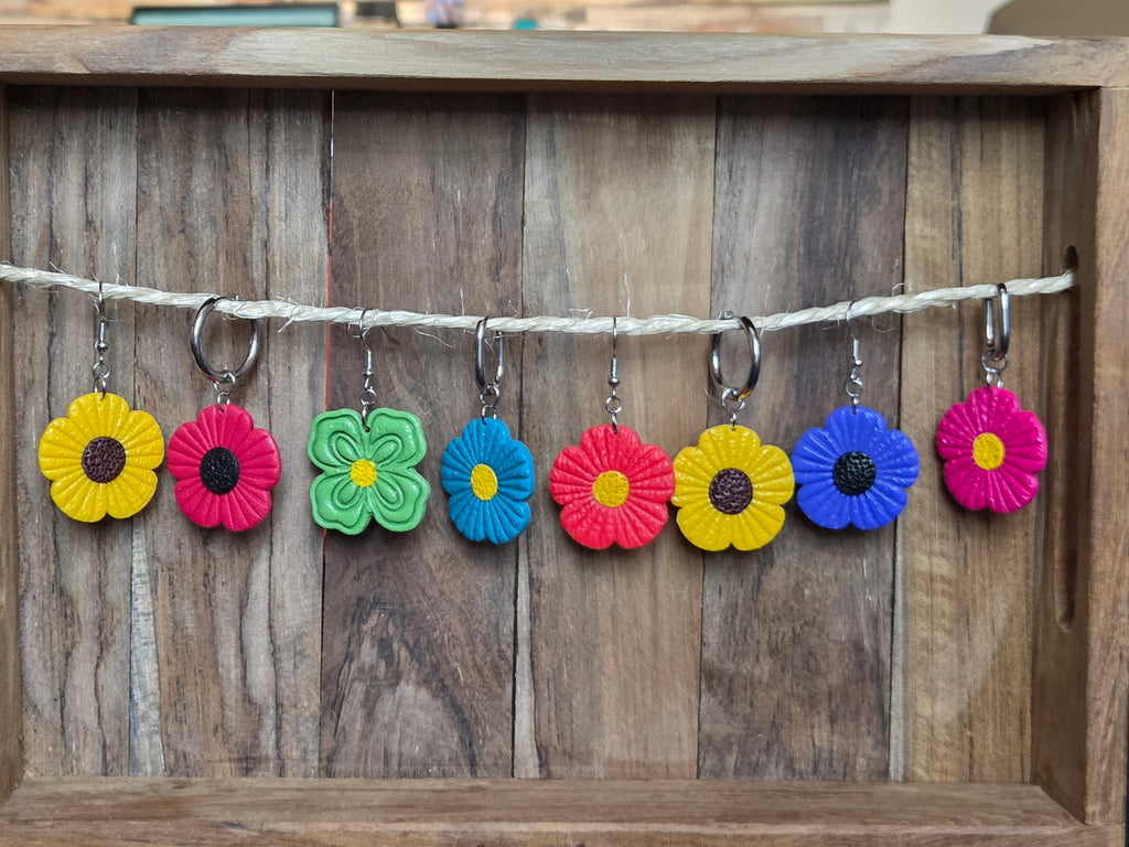 Différents modèles de fleurs en argile polymère pour boucles d’oreilles interchangeables ou attaches classique Bluméa.