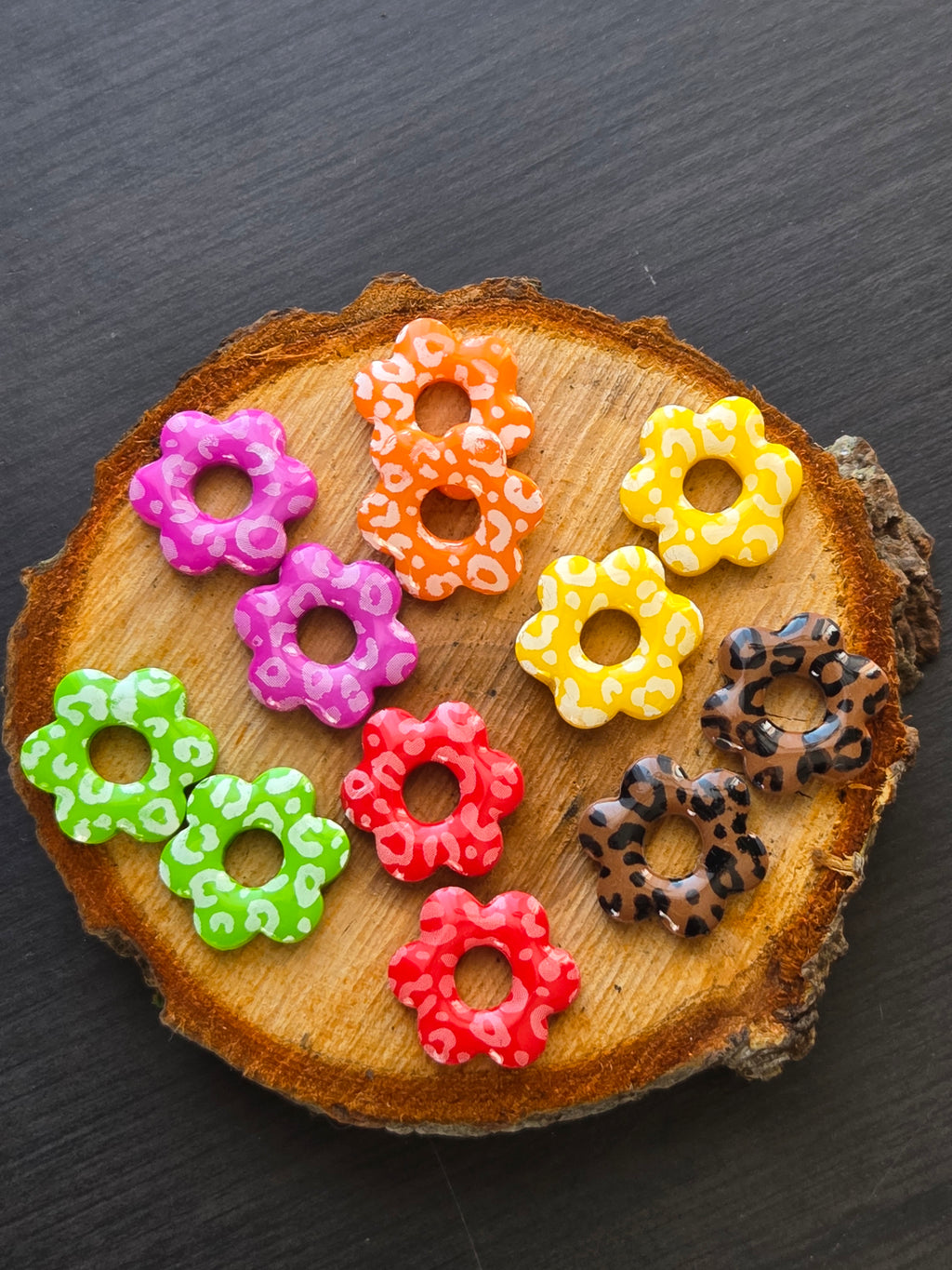 Pampilles mini léop'art plusieurs coloris en argile polymère pour boucles d'oreilles interchangeables Buméa.