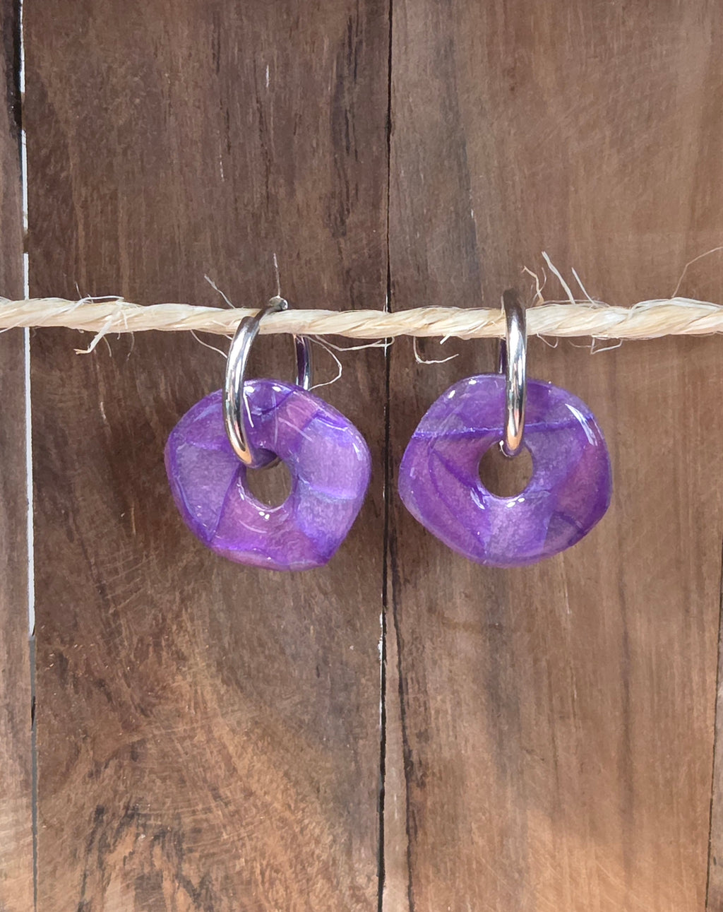 Paire de pampilles en argile polymère de couleur violette translucide pour créoles interchangeables Bluméa.