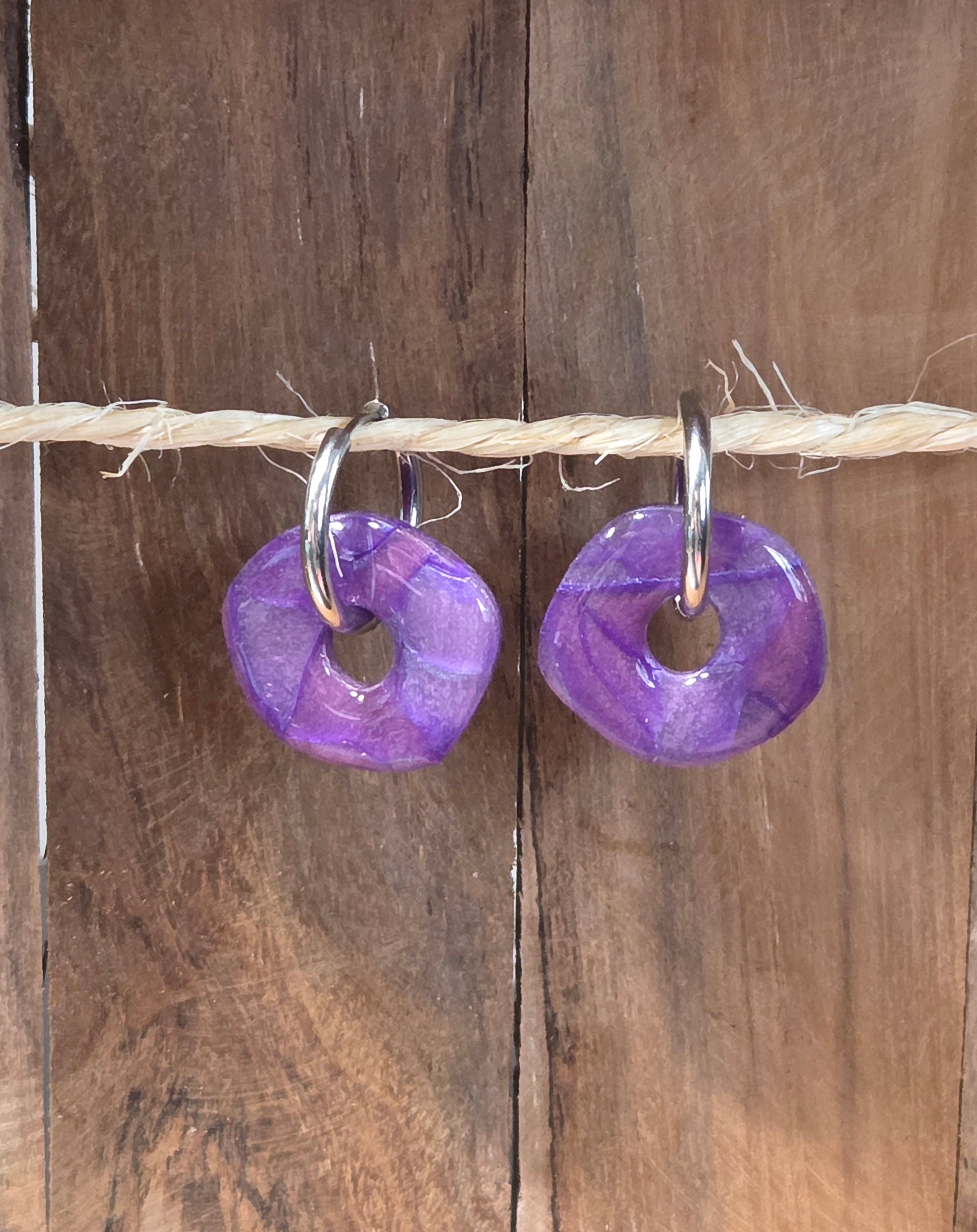 Paire de pampilles en argile polymère de couleur violette translucide pour créoles interchangeables Bluméa.